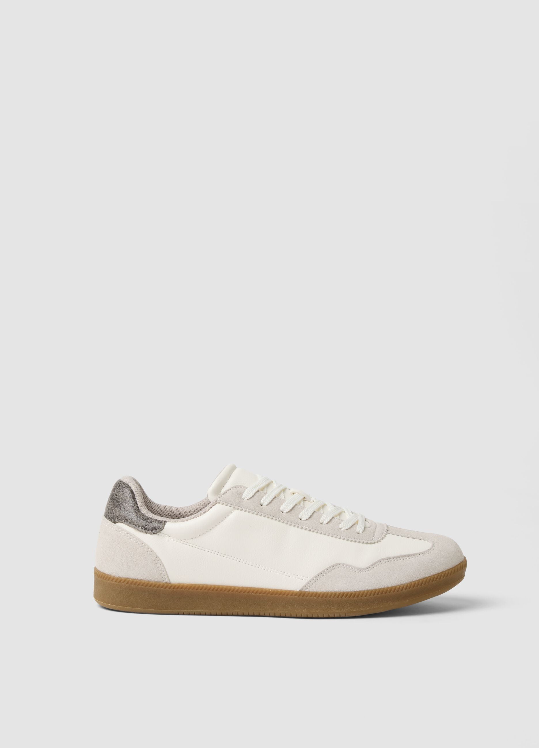 Sneakers bianche casual con suola a contrasto