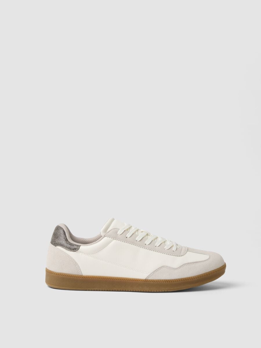 Sneakers bianche casual con suola a contrasto_0