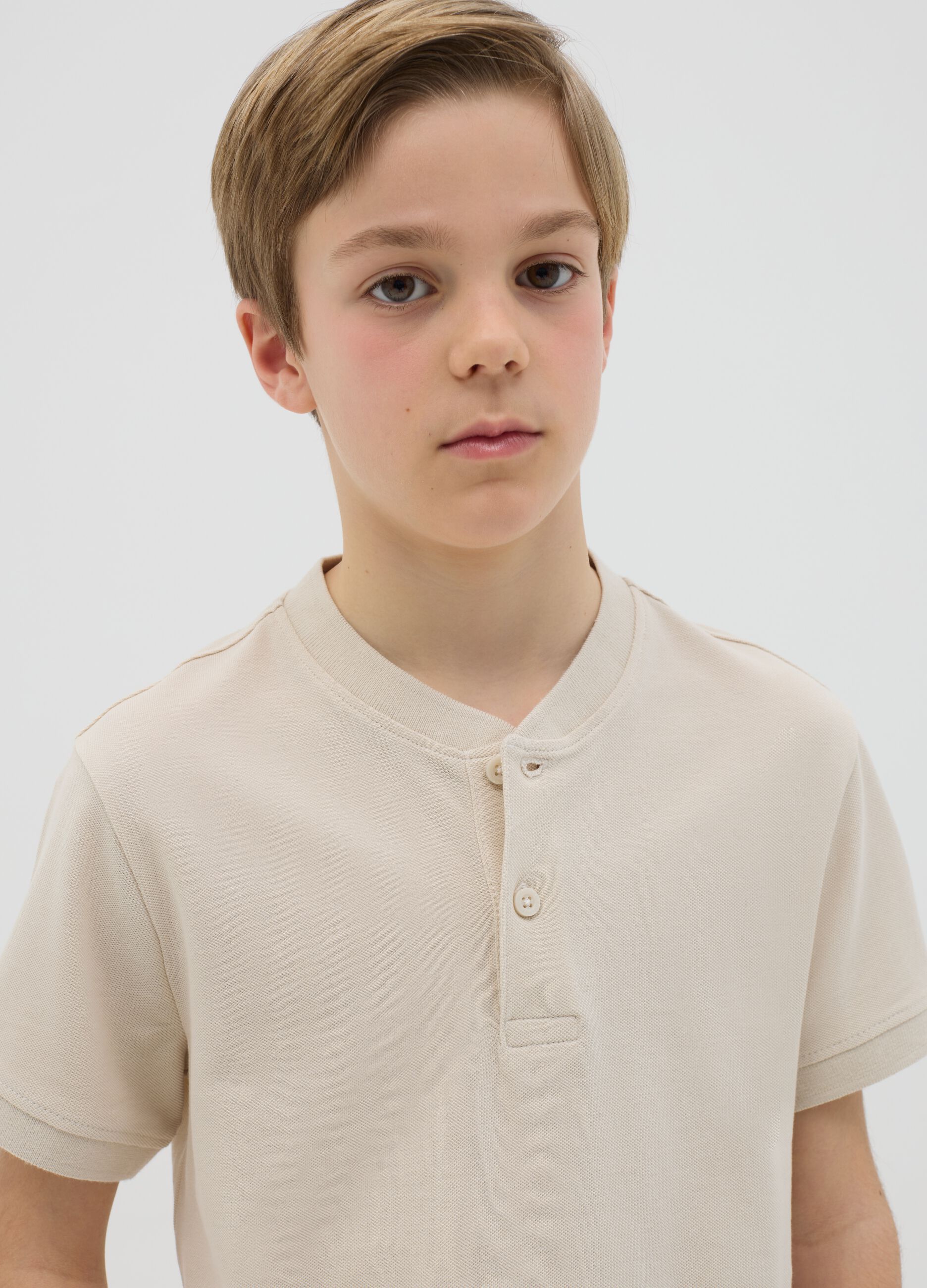 Boys’ polo shirt in 100% beige cotton with regular fit and Henley collar