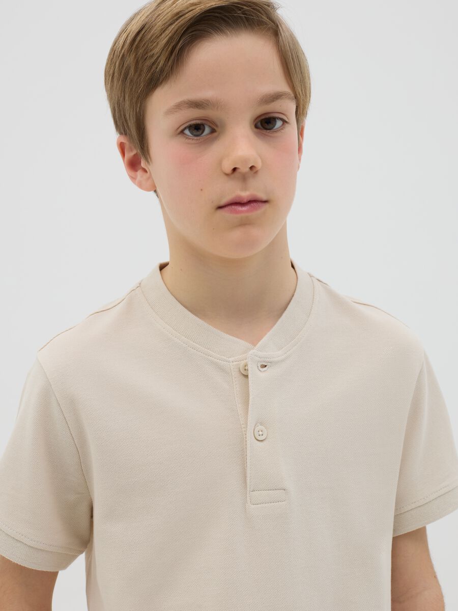 Boys’ polo shirt in 100% beige cotton with regular fit and Henley collar_1