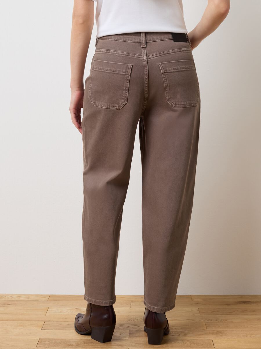 Pantaloni marrone a palloncino in cotone elasticizzato_2