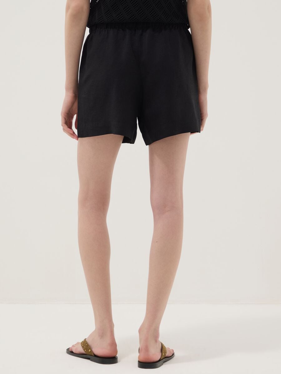 Shorts neri in misto lino e viscosa con vita elasticizzata regular fit_2