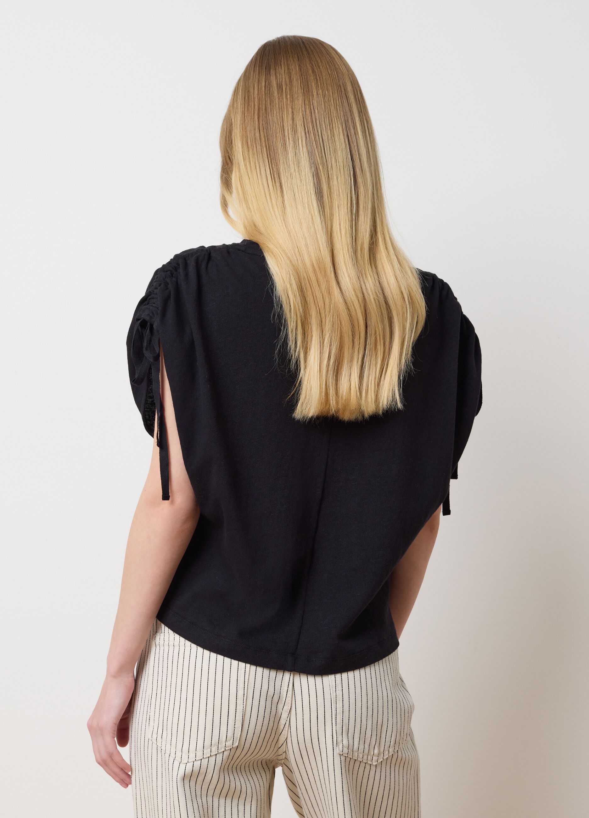 T-shirt with gathered sleeves