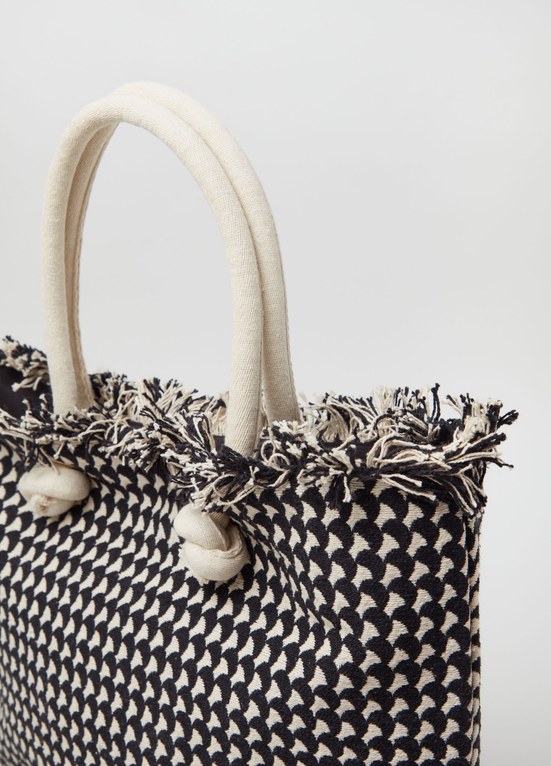 Tote bag with jacquard pattern