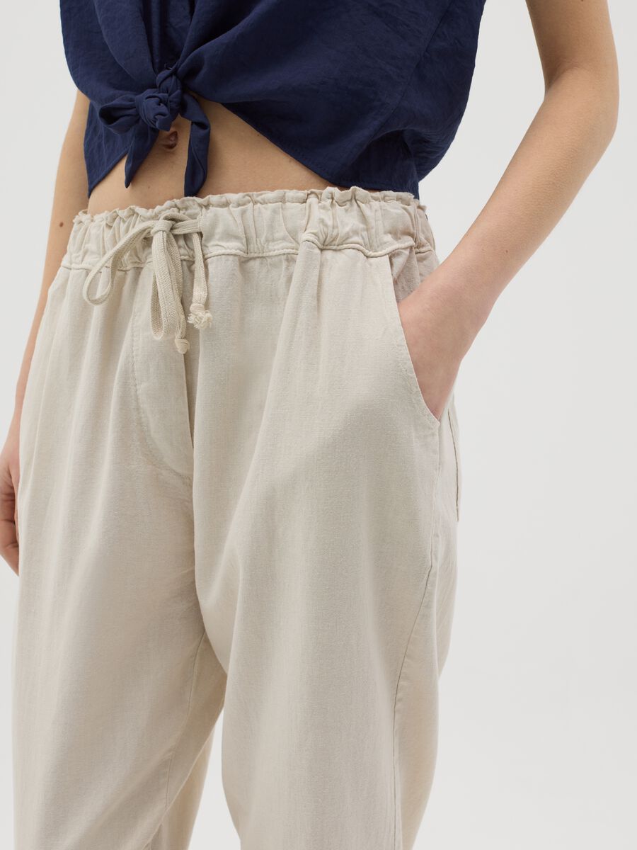 Beige trousers with drawstring and broderie anglaise details_3