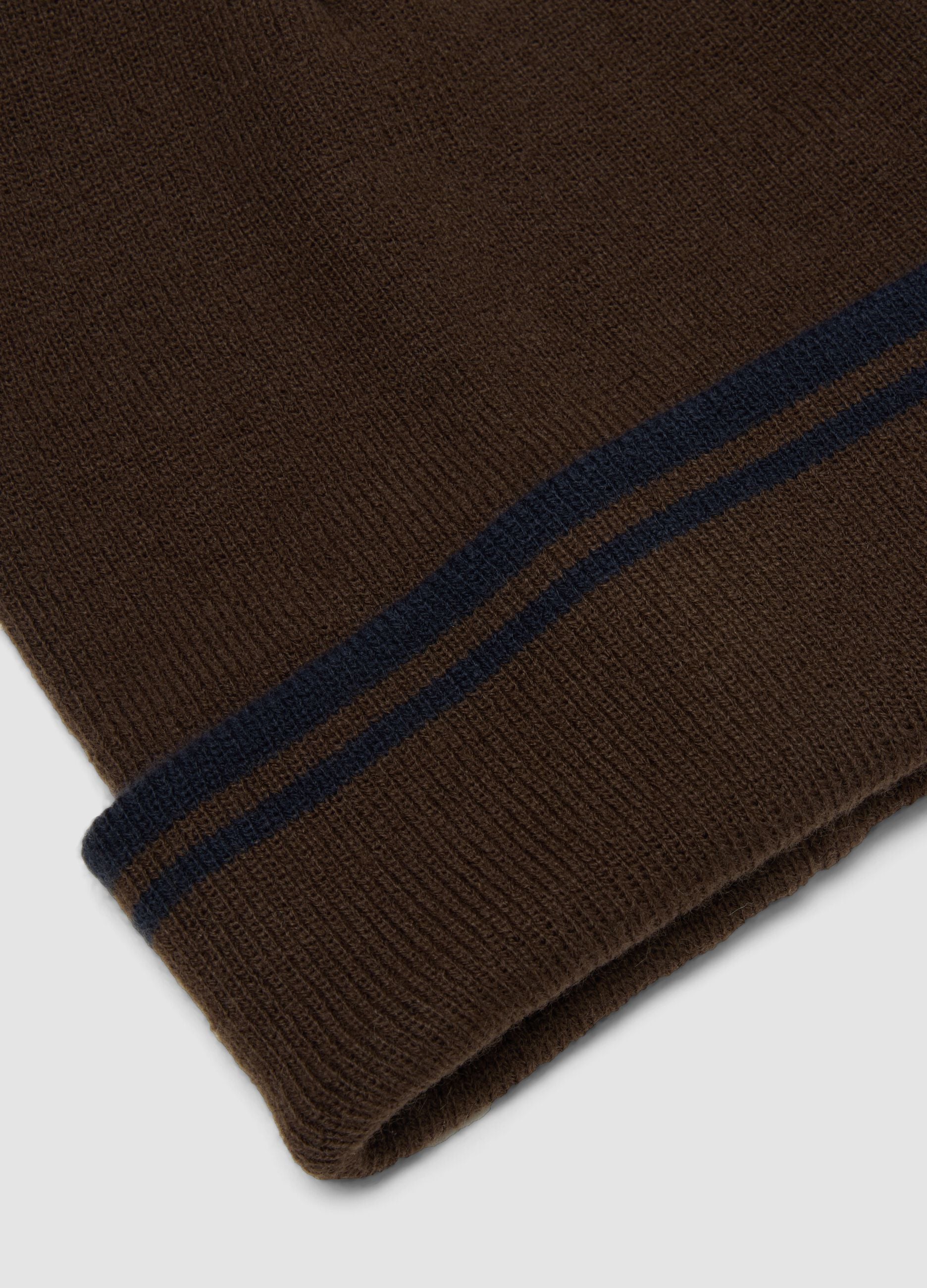Brown jersey-knit beanie with striped turn-up