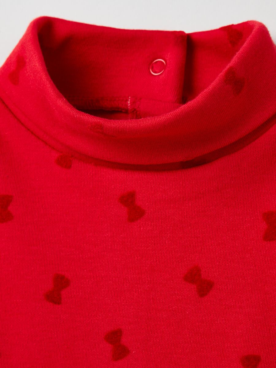 T-shirt a collo alto con stampa fiocchetti_2