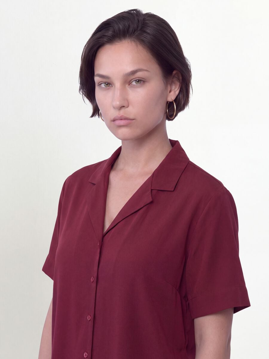 Camicia over fit rossa in misto viscosa a maniche corte_1