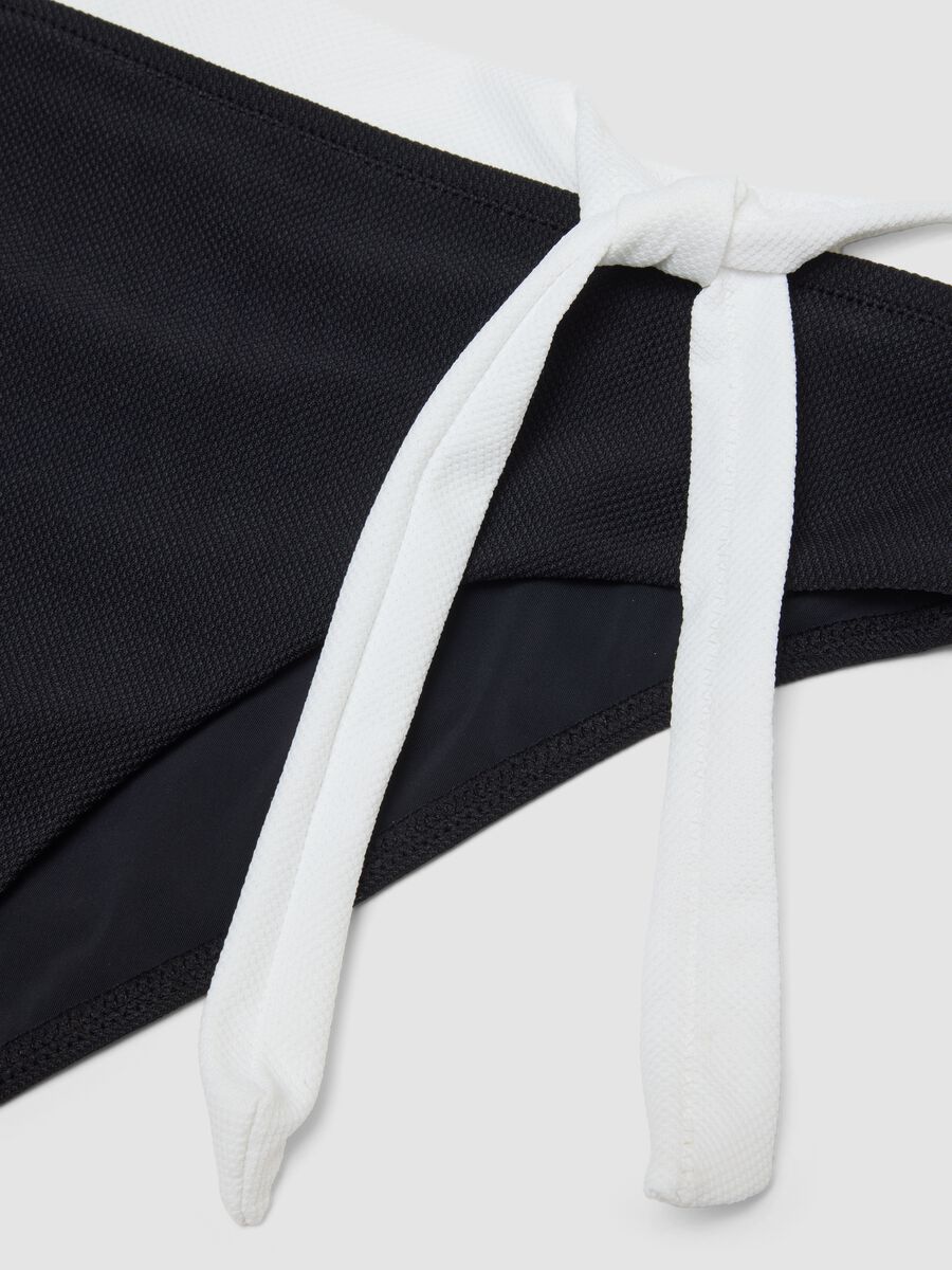 Slip da bagno elasticizzato nero con fiocco bianco_5