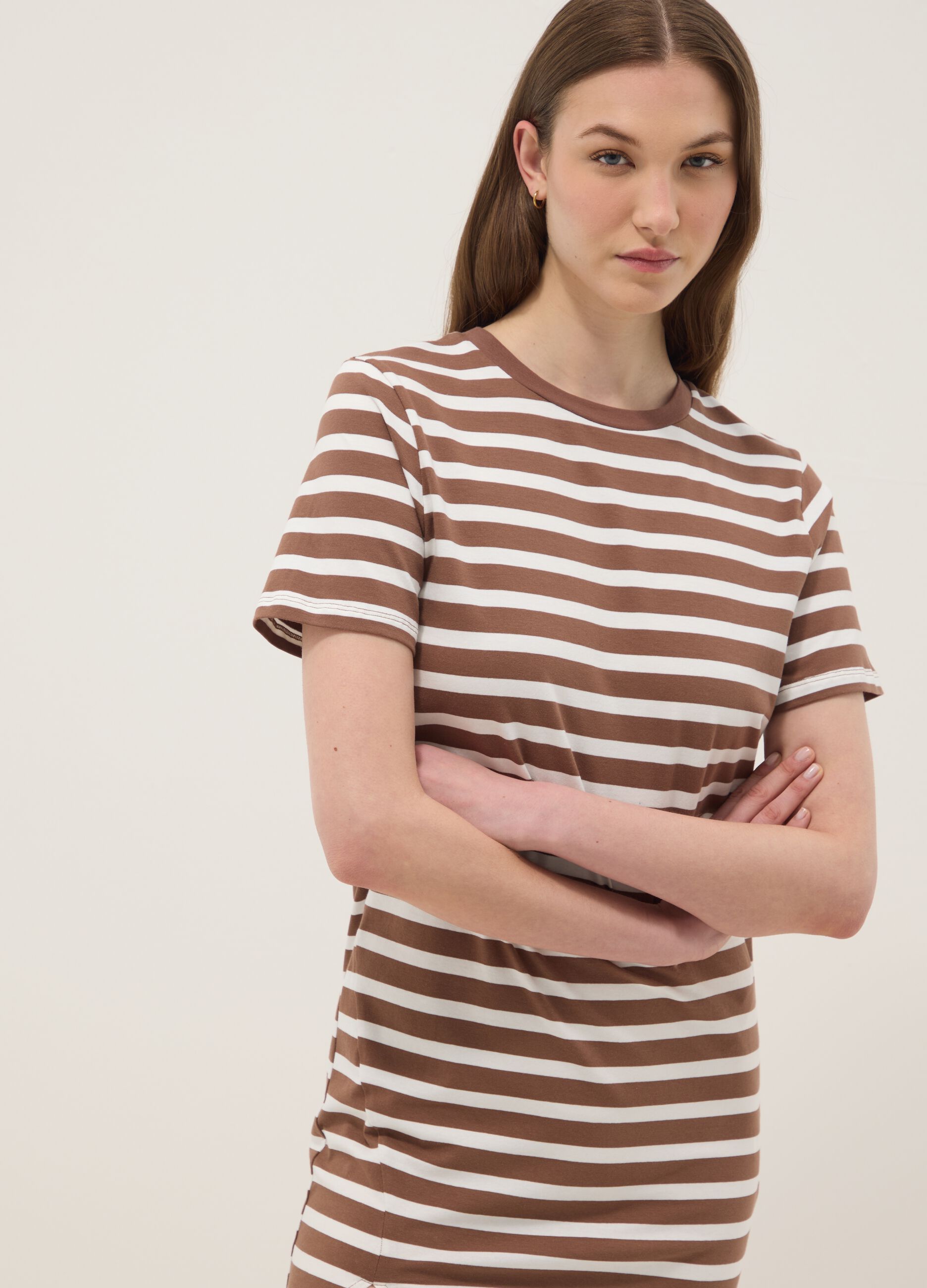 Abito midi marrone in cotone elasticizzato a righe