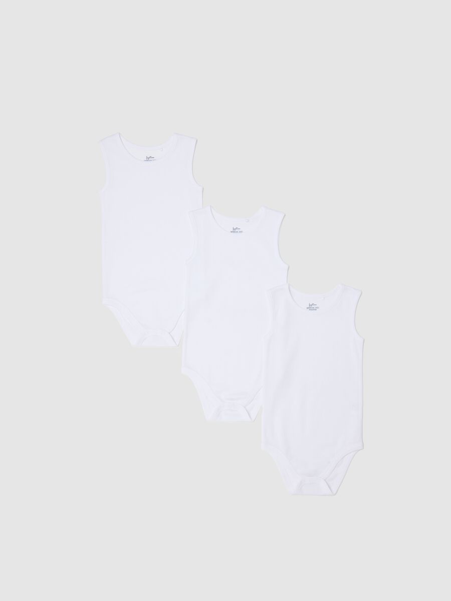 Three-pack white sleeveless bodysuits in organic cotton_0