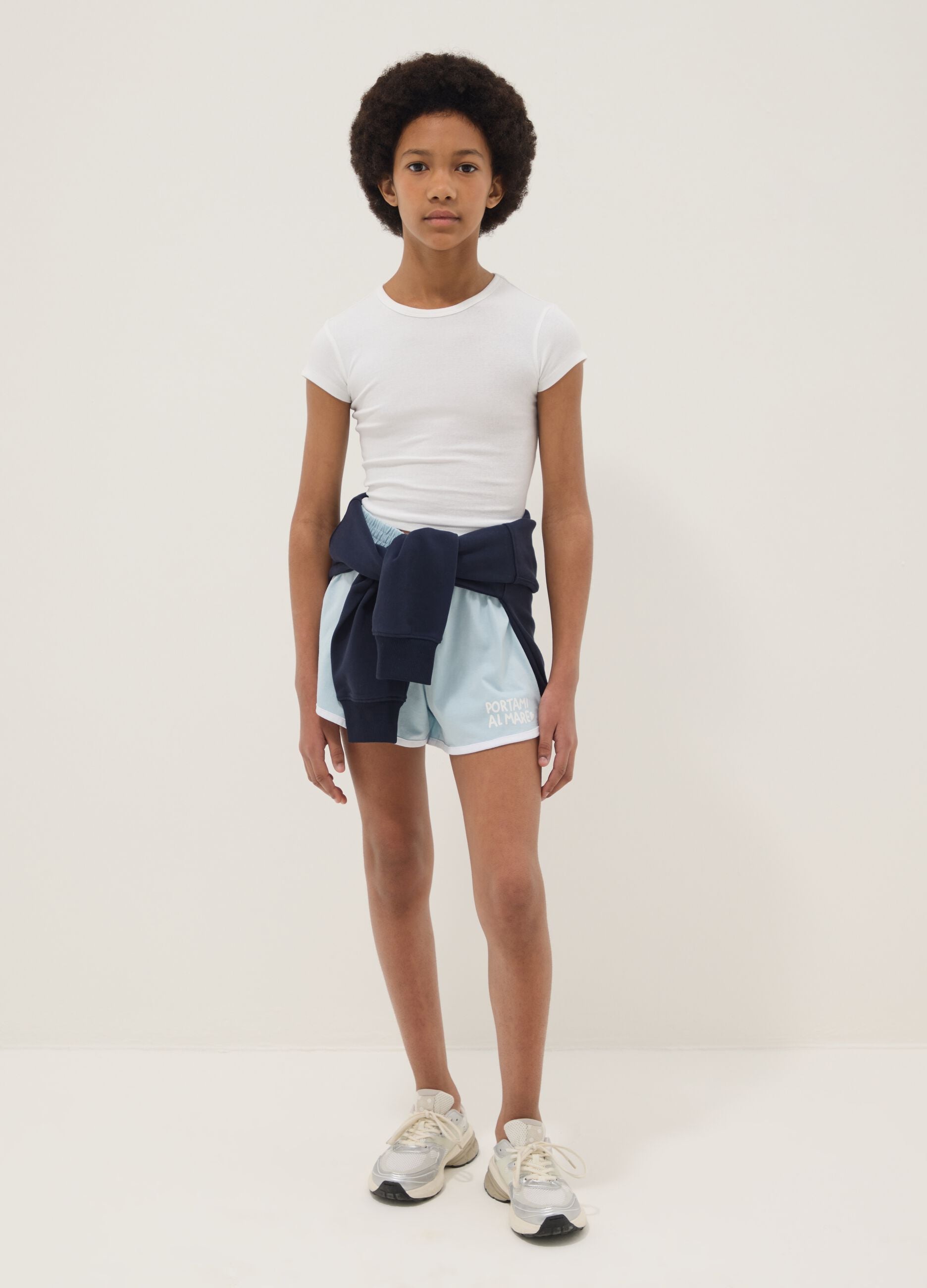 Shorts azzurri in puro cotone da ragazza slim fit con profili bianchi