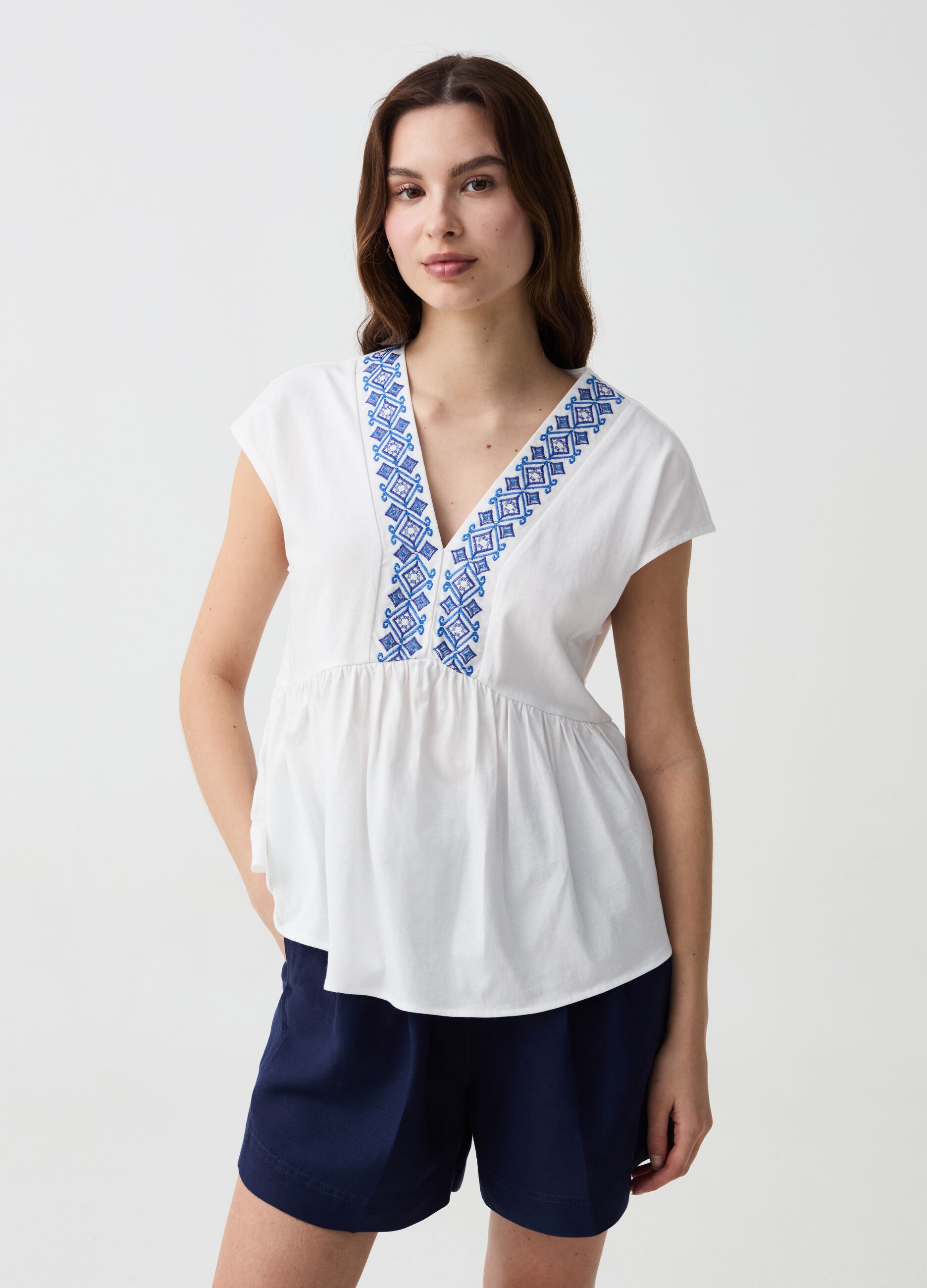 T-shirt with V neck and ethnic embroidery