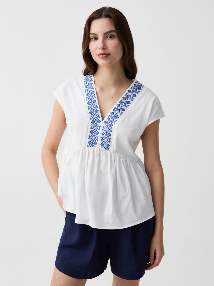 T-shirt with V neck and ethnic embroidery_0