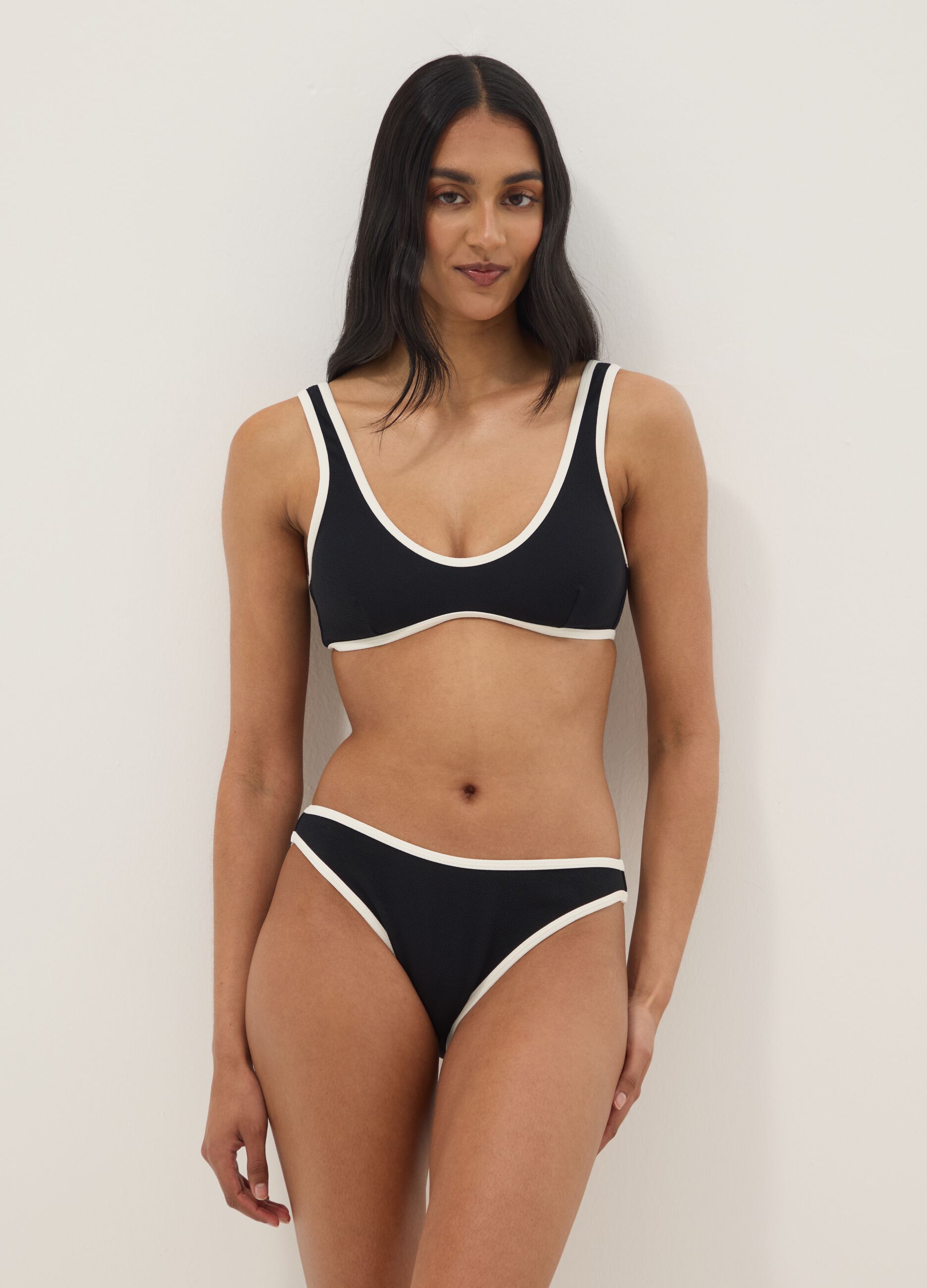 Slip da mare in tessuto elasticizzato nero con bordi bianchi