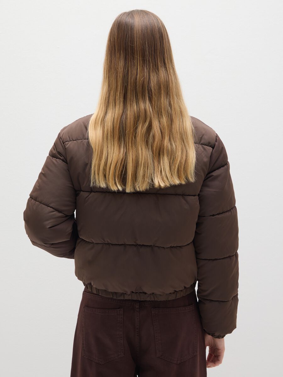 Giacca imbottita marrone vestibilità oversize_3