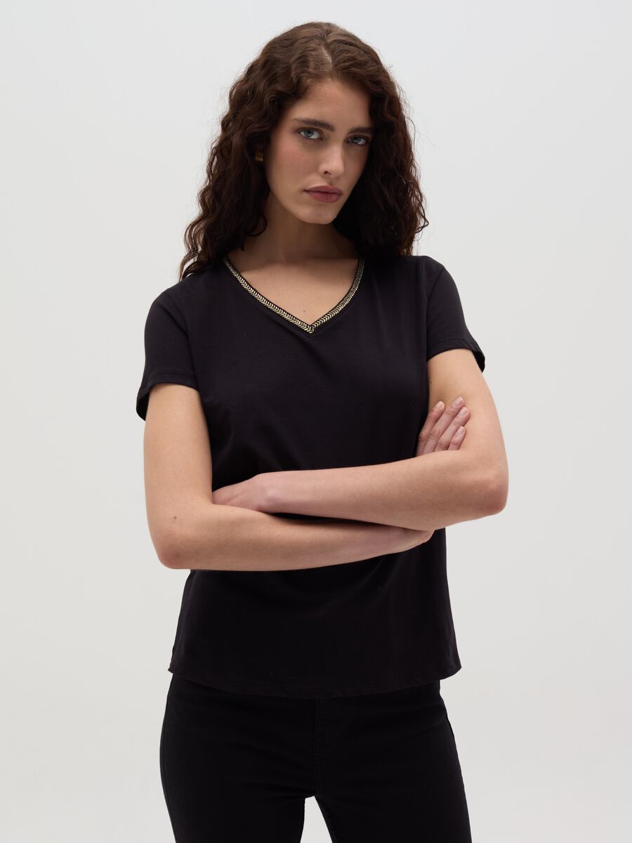 T-shirt with V neck and application_0