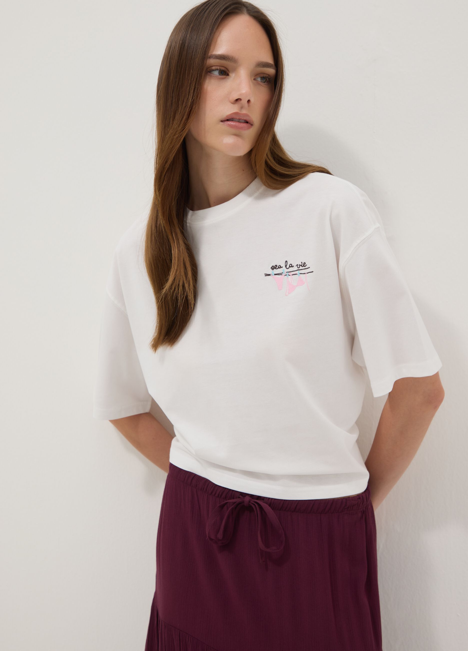 T-shirt bianca in puro cotone con ricamo boxy fit
