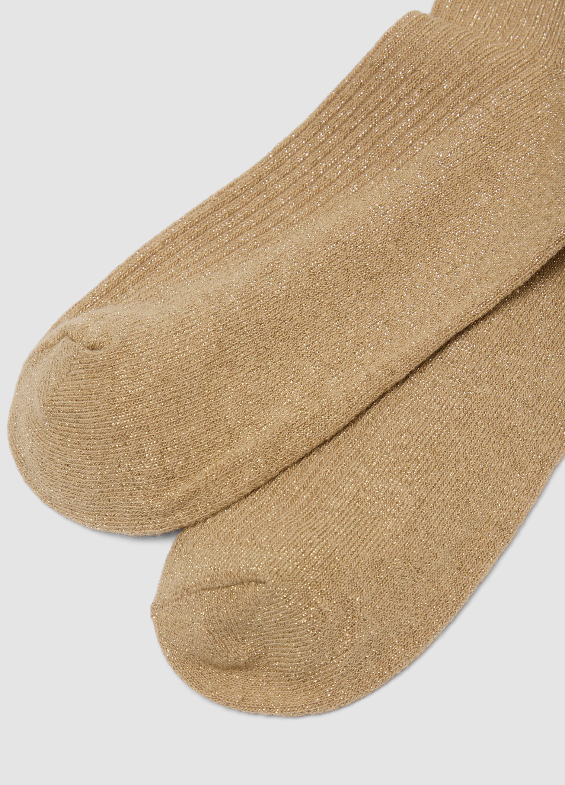 2-pack of beige stretch organic cotton socks with scalloped cuff