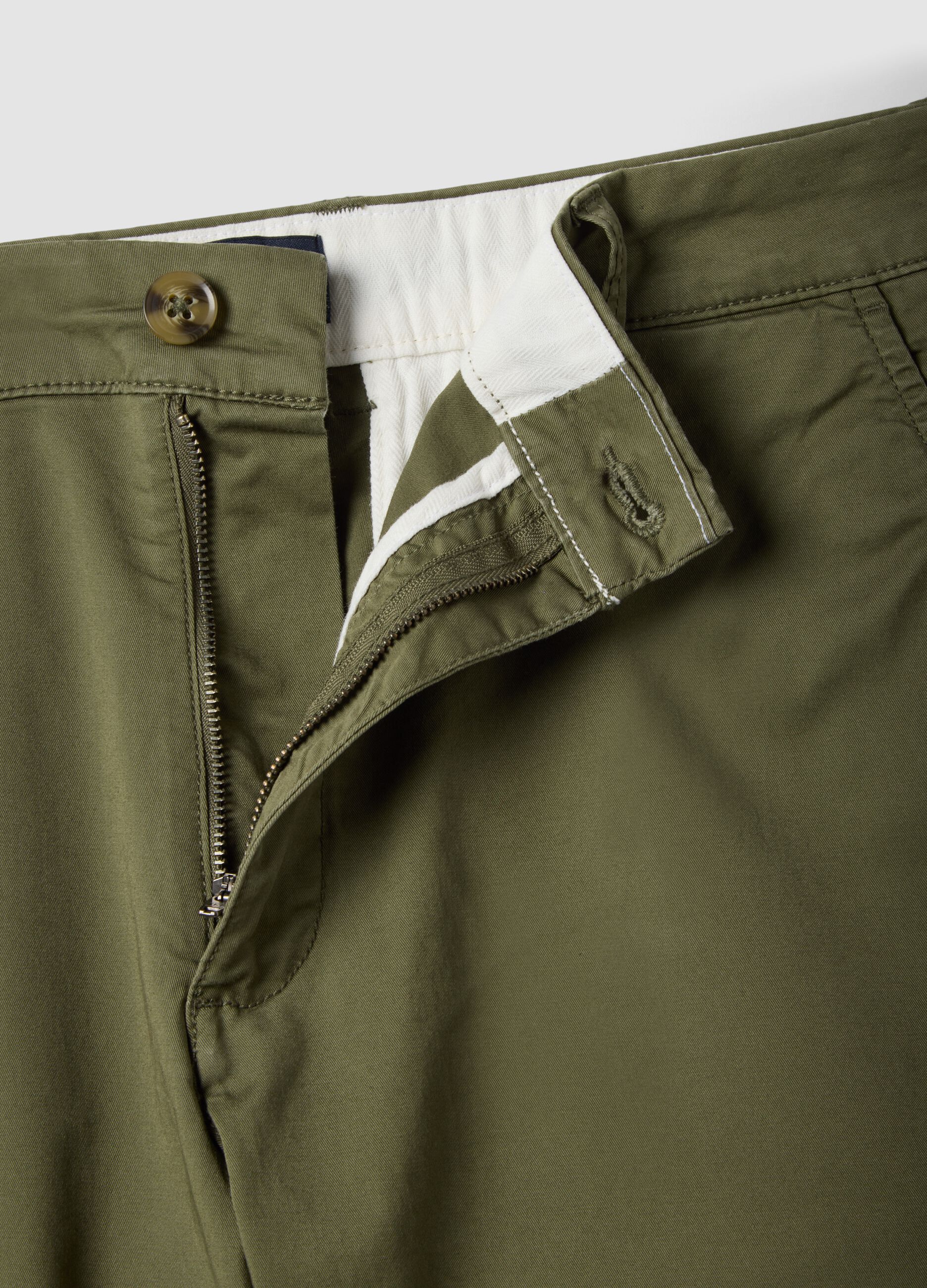 Green stretch cotton chino shorts, regular fit