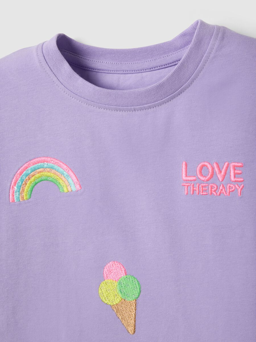 T-shirt in cotone elasticizzato viola da bambina regular fit con ricami_2