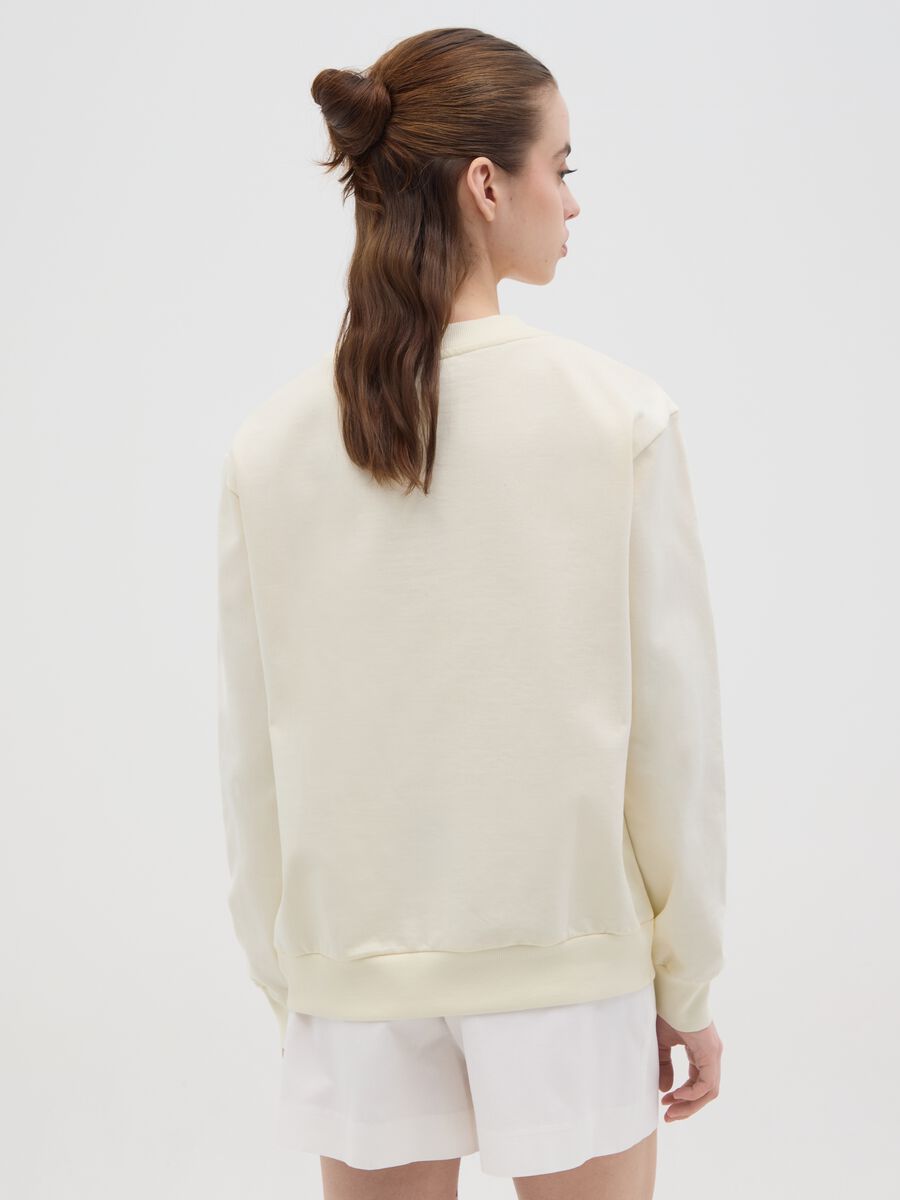 White sweatshirt with Stitch print in foil_3
