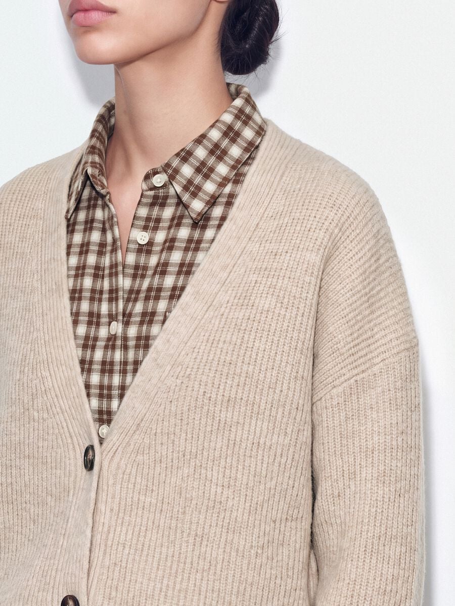 Cardigan beige in tessuto elasticizzato con scollo profondo a V_2
