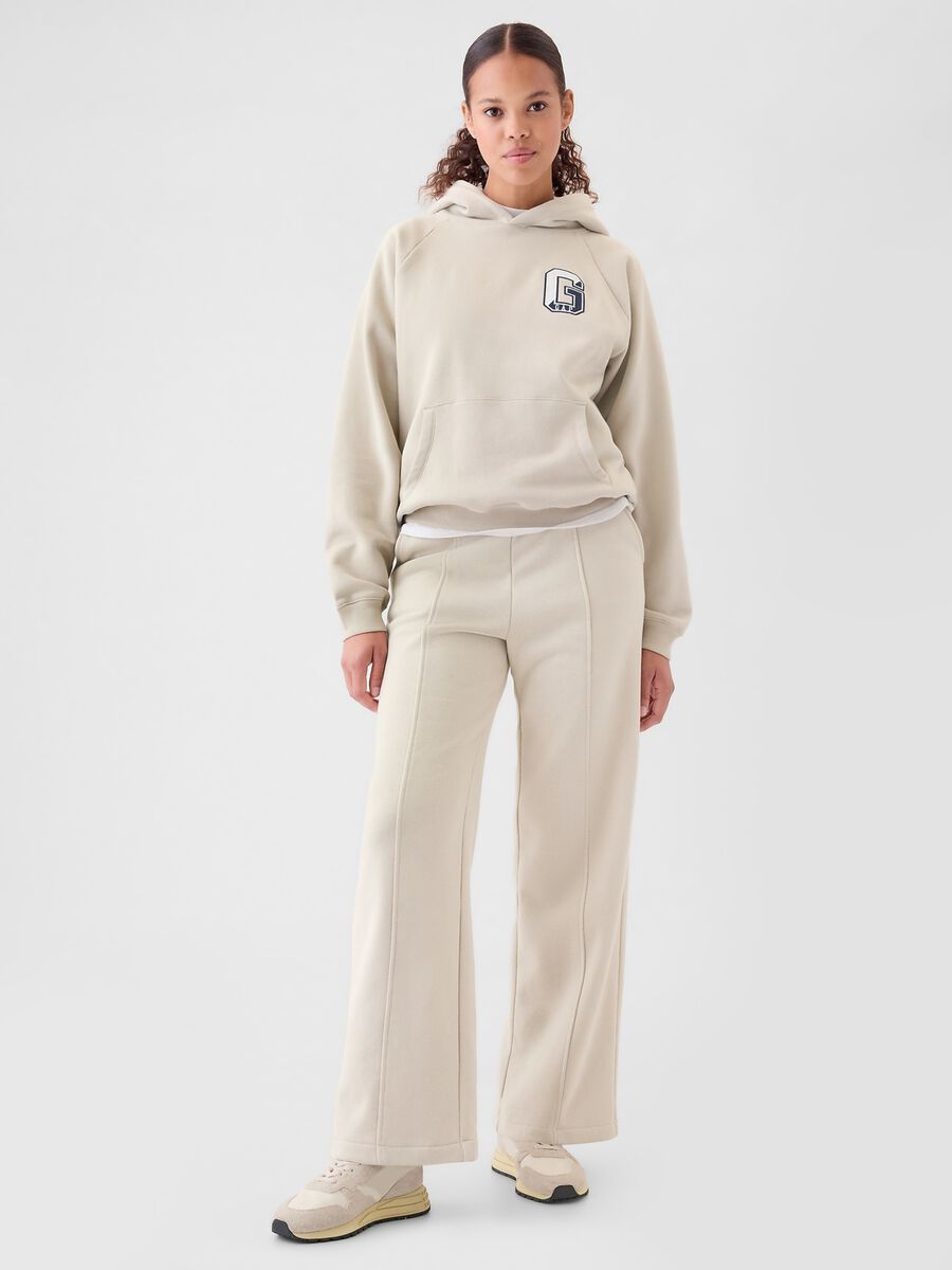 Sweatshirt with hood and raglan sleeves_1