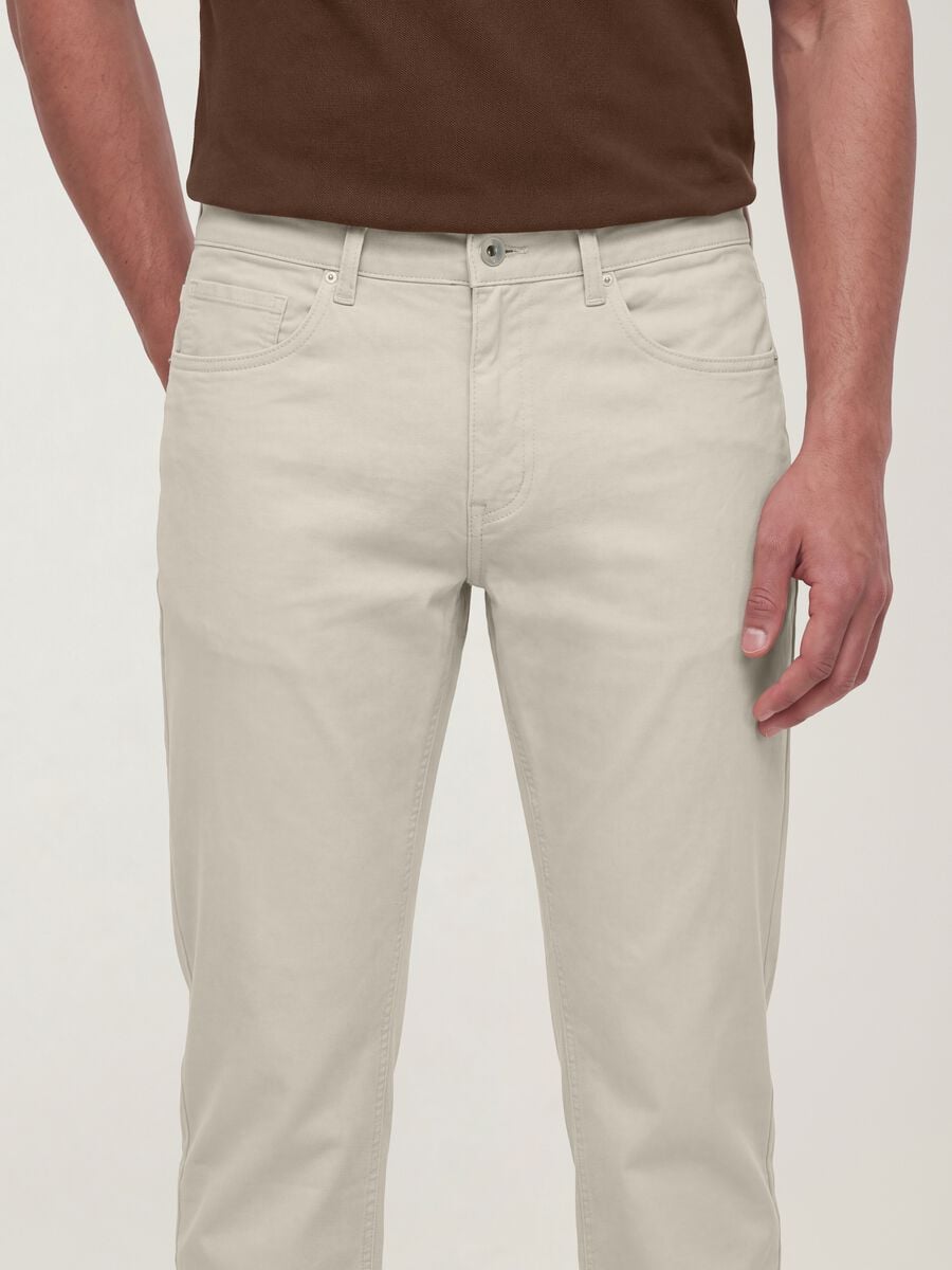 Pantaloni beige in twill di cotone elasticizzato slim fit_2