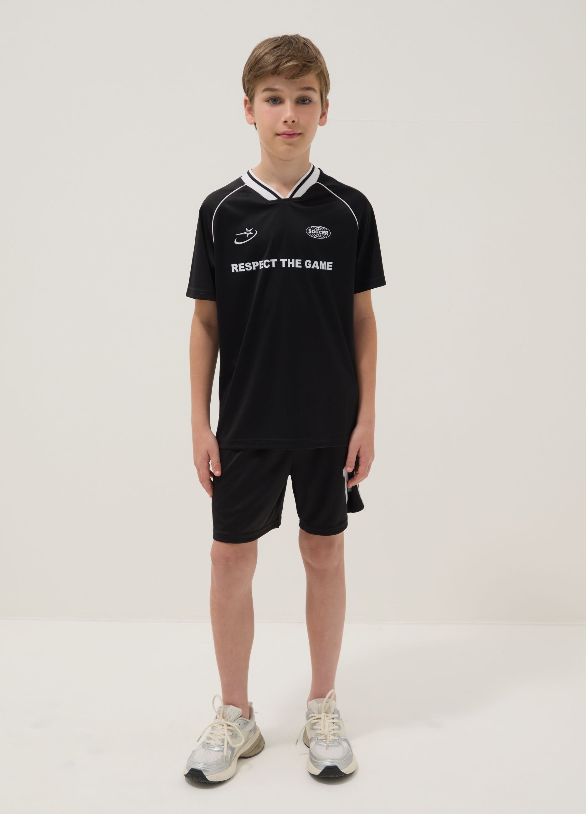 Black sporty T-shirt and shorts set for boys, regular fit