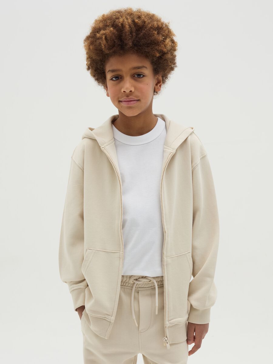 Full-zip Essential con cappuccio e tasche_0