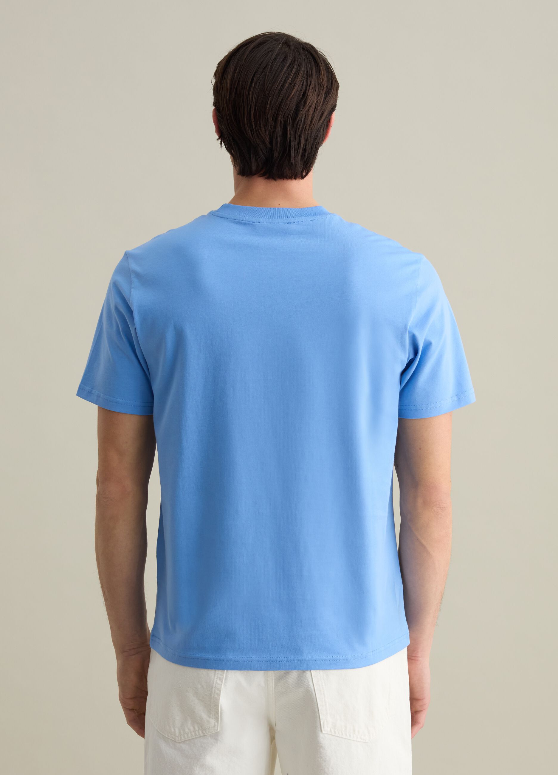 Plain cotton T-shirt with round neck.