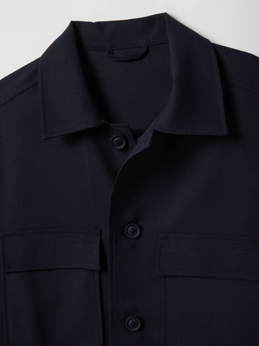 Giacca leggera blu regular fit con bottoni e taschini frontali_5