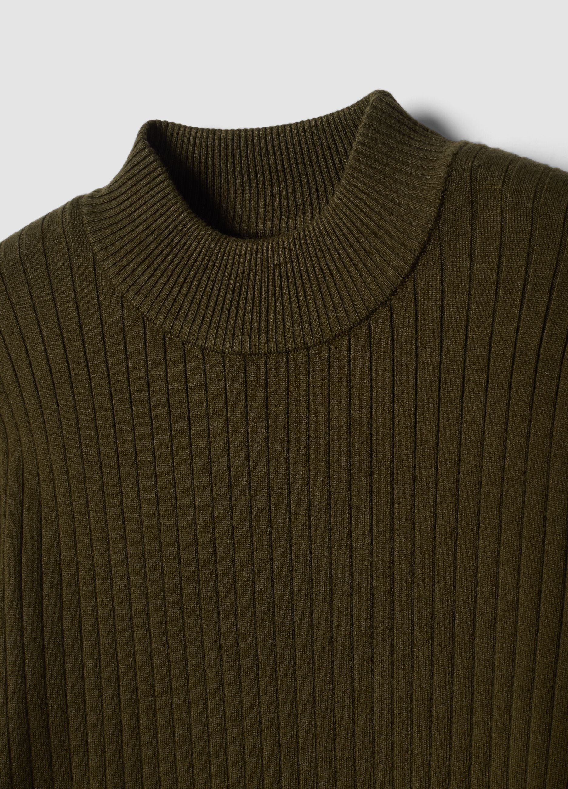 Maglia verde in misto viscosa a coste con collo rialzato