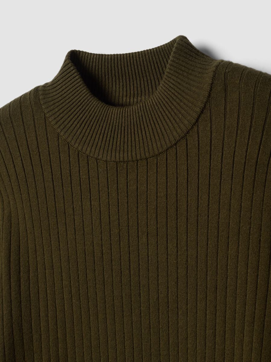 Maglia verde in misto viscosa a coste con collo rialzato_5