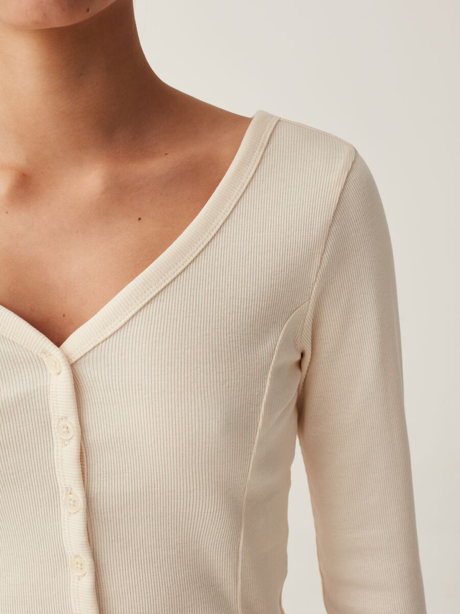 T-shirt cropped a maniche lunghe con bottoni_3