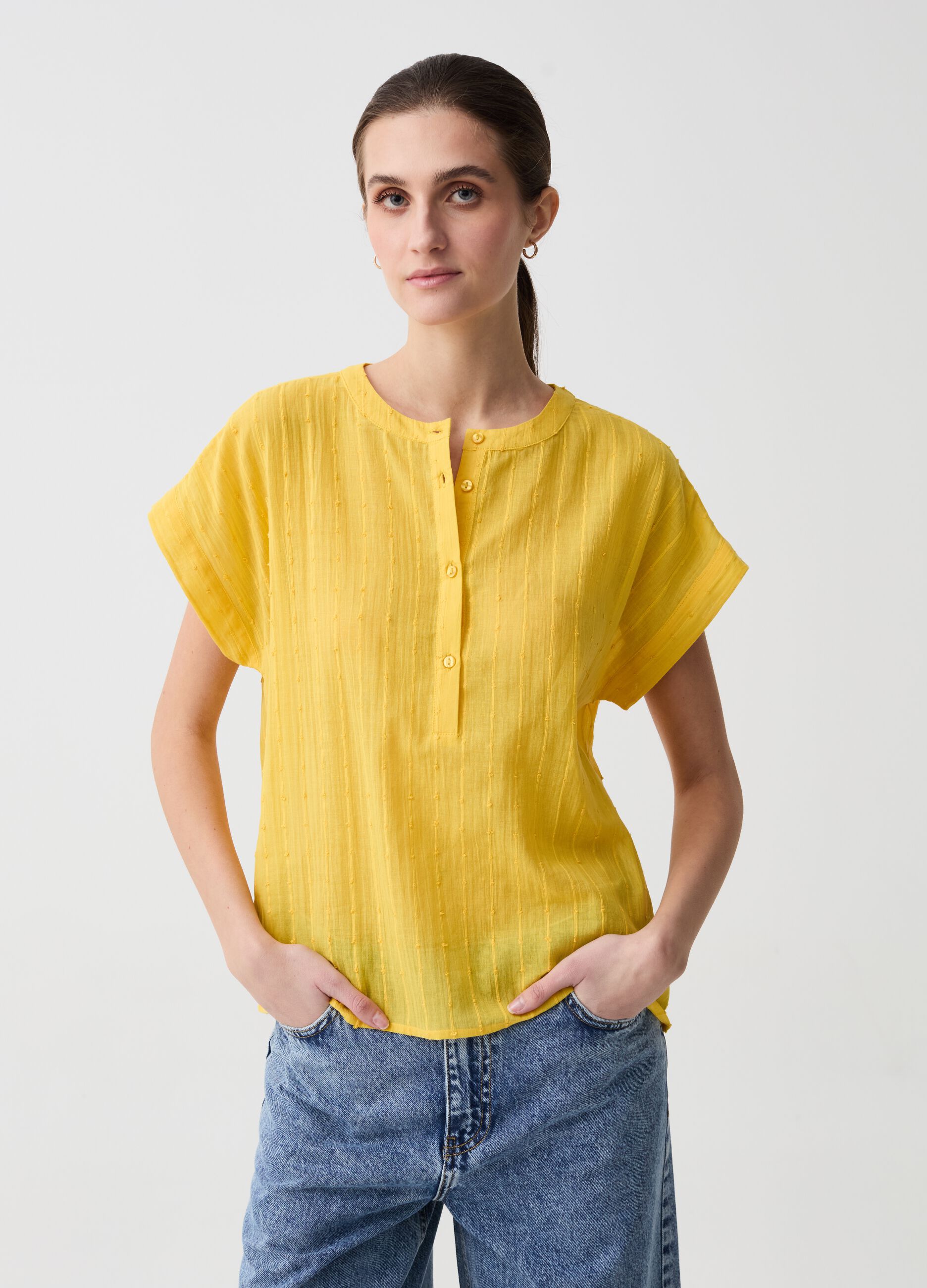 Blusa in cotone dobby con scollo serafino