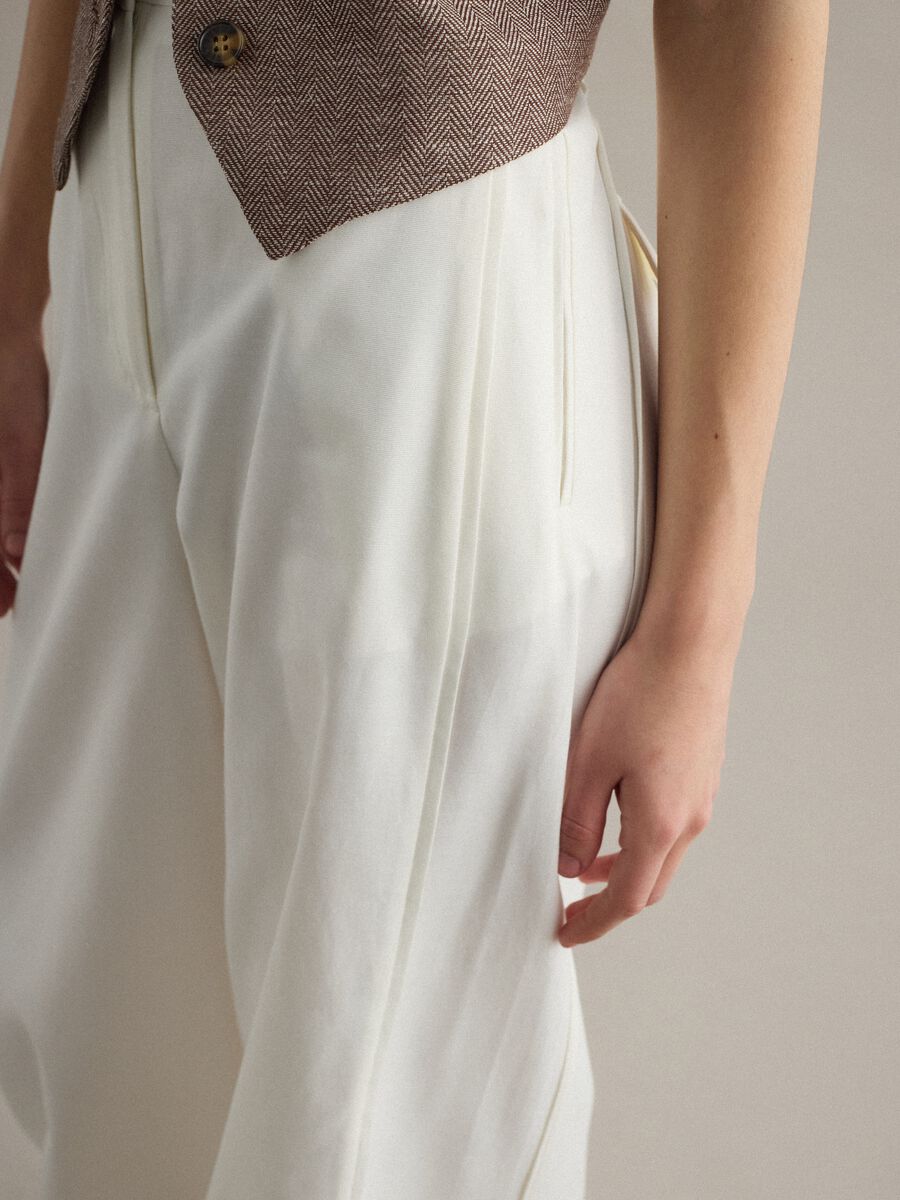 Pantaloni flare in misto cotone bianco con vita regular_4