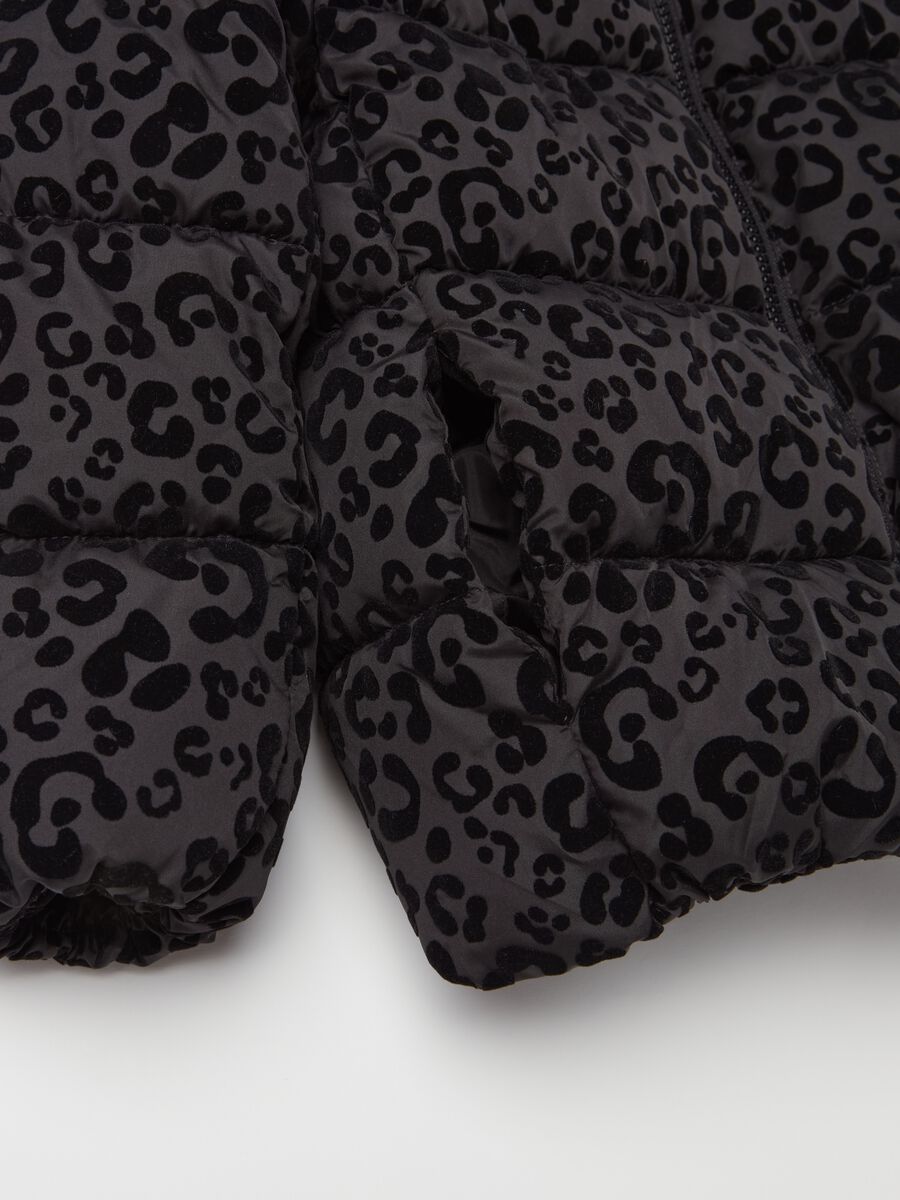 Piumino in fantasia animalier con cappuccio_3