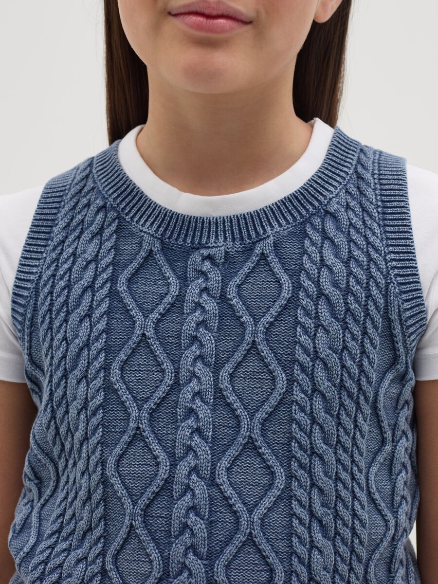 Knit gilet with braided design_2