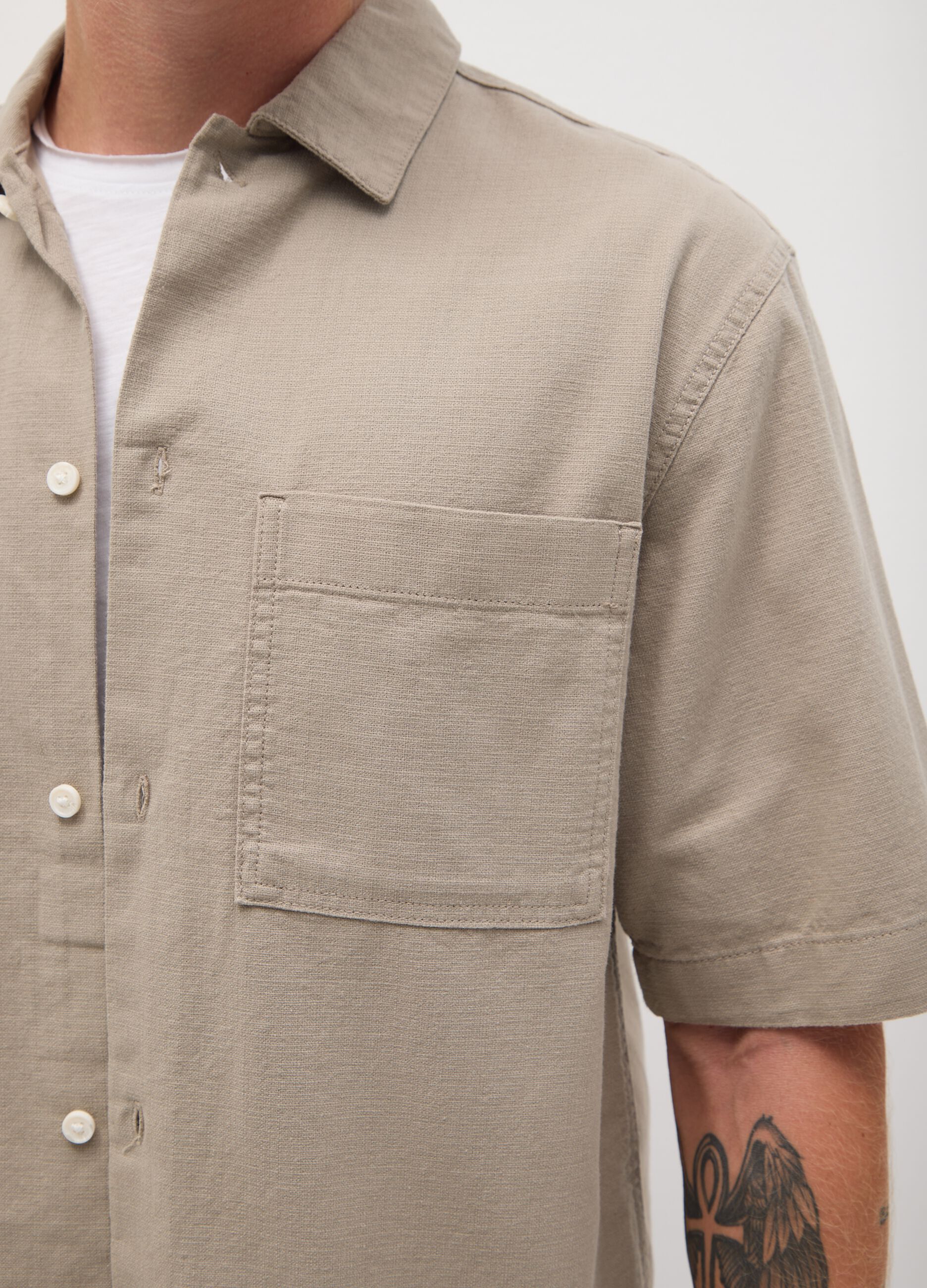 Short-sleeved green shirt in cotton