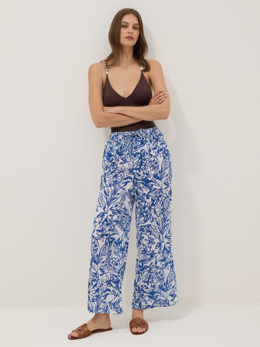 Pantaloni blu e bianchi in cotone organico con stampa floreale_0