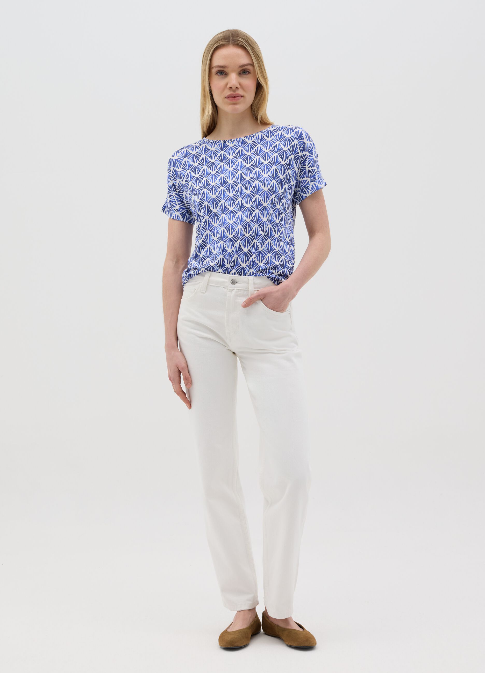 Short-sleeved stretch viscose t-shirt with geometric print