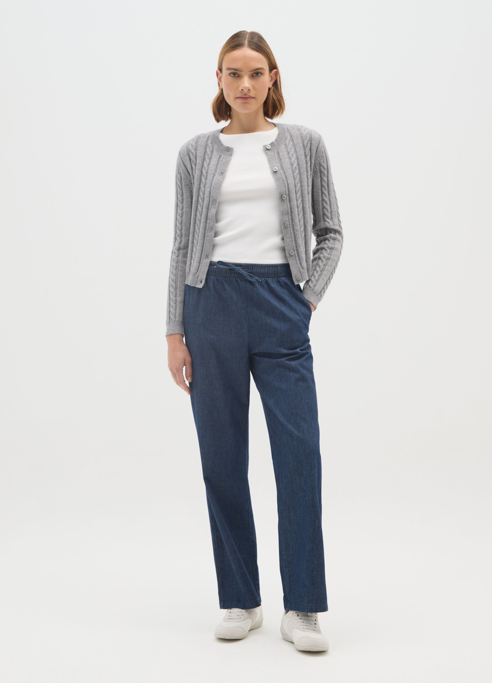 Cardigan grigio lavorato a maglia