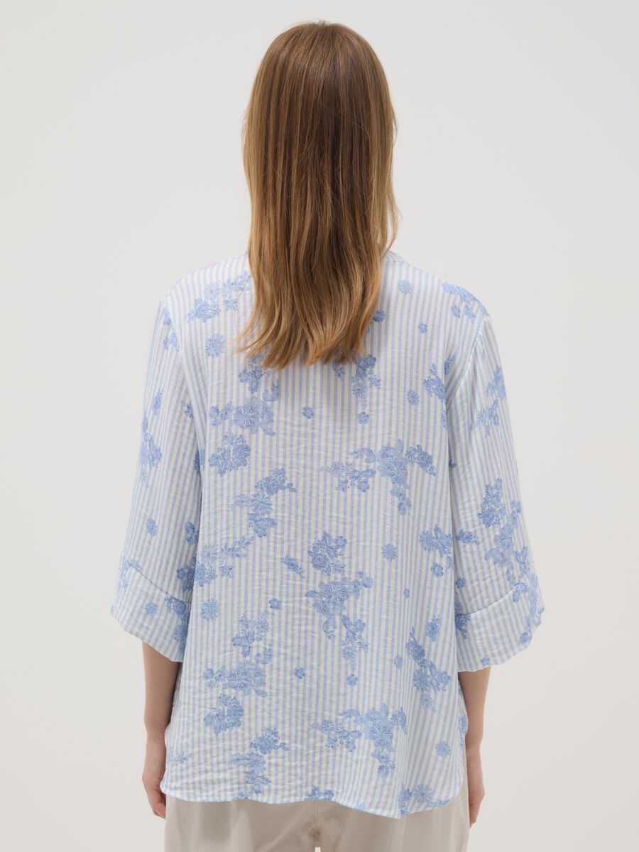 Blusa a righe bianca e azzurra in misto viscosa con fiori regular fit_3