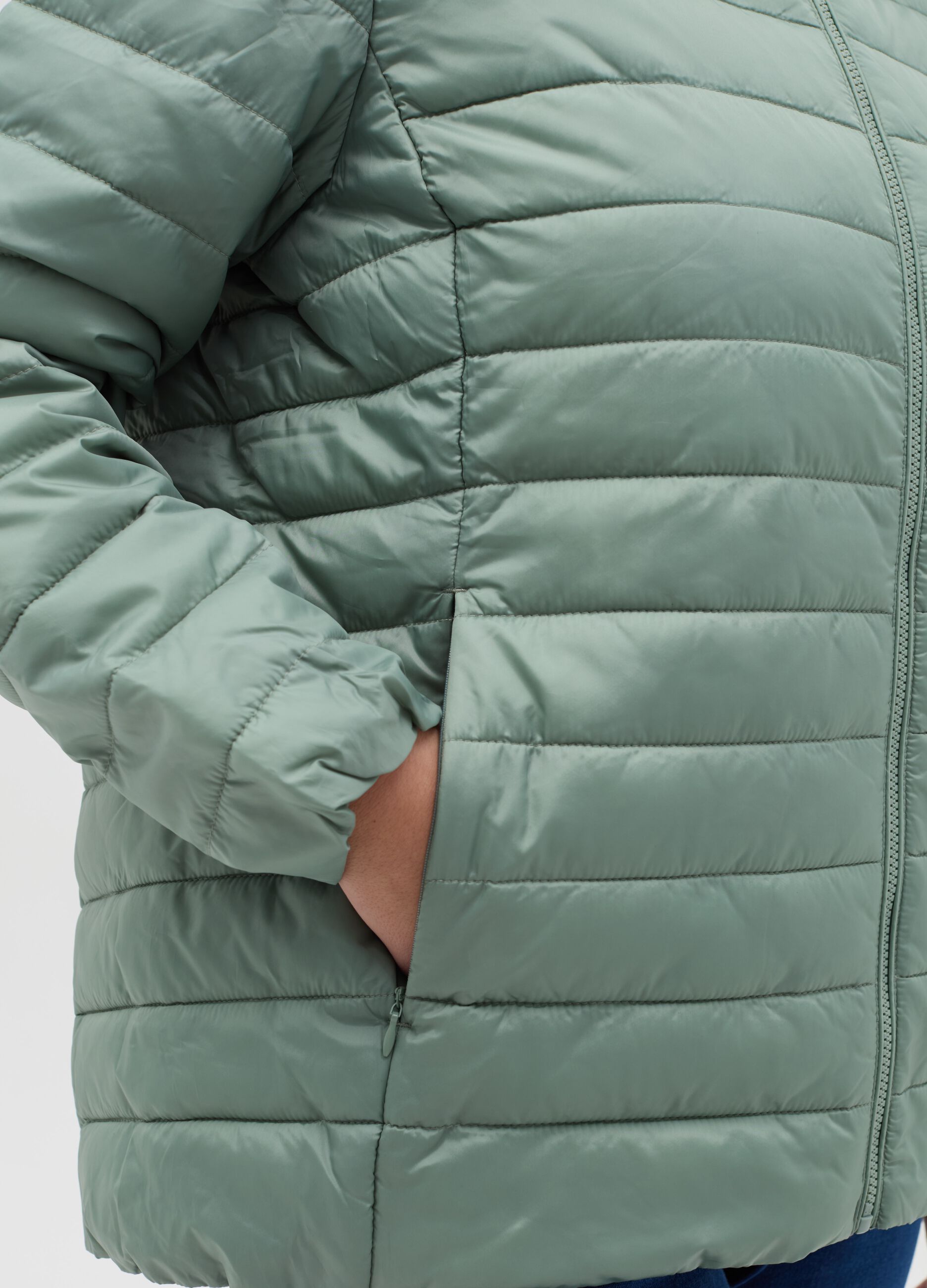 Curvy ultralight short puffer jacket with hood