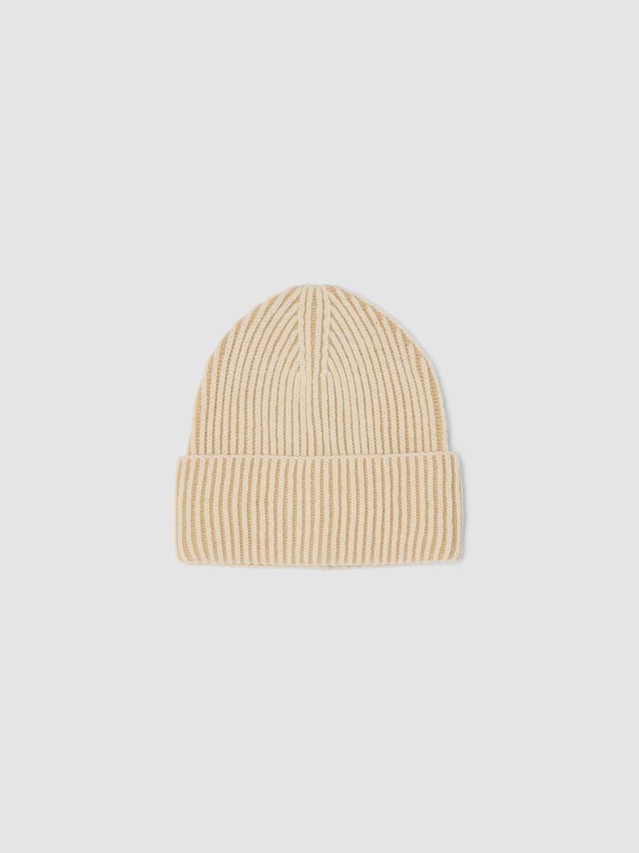 Cappello beige a coste in maglia con risvolto_0