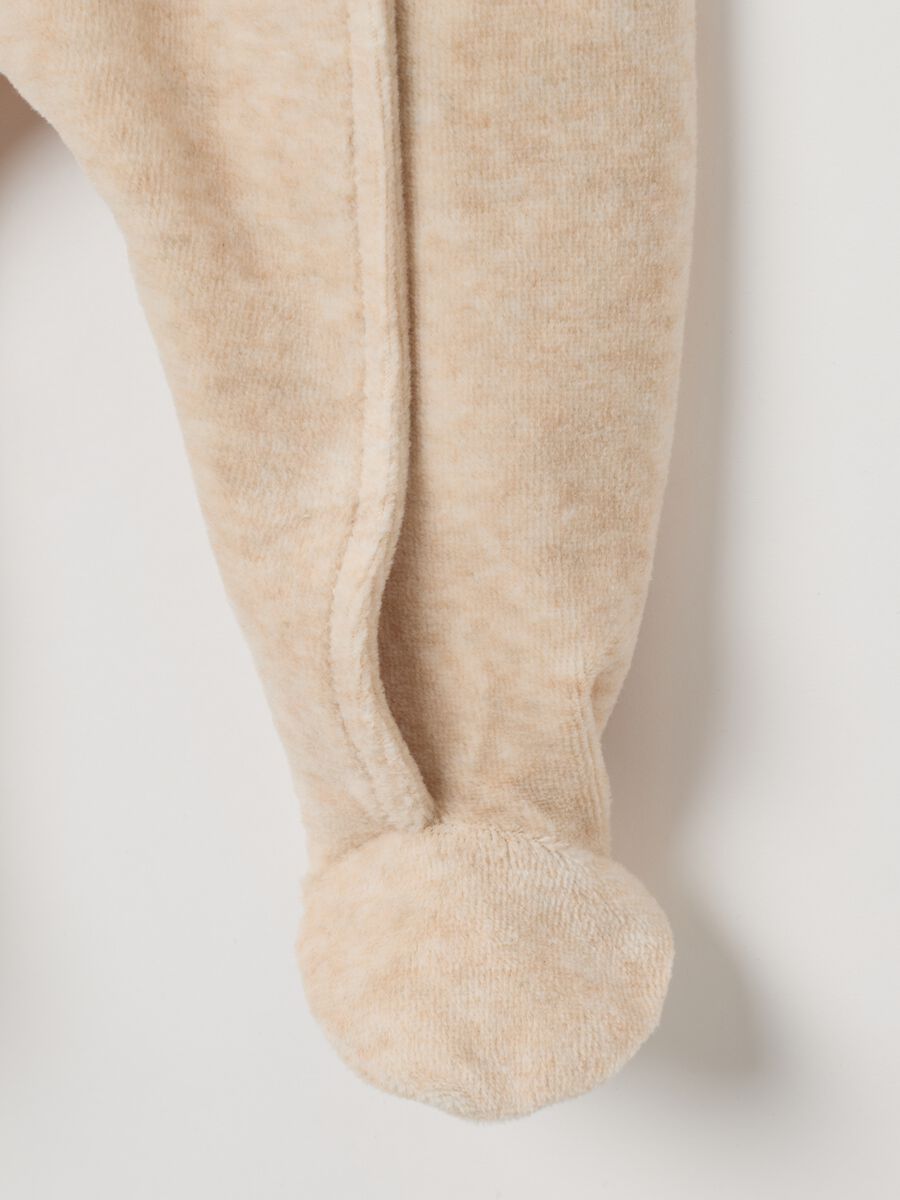 Tutina da neonato in misto cotone beige con chiusura a scatto_3