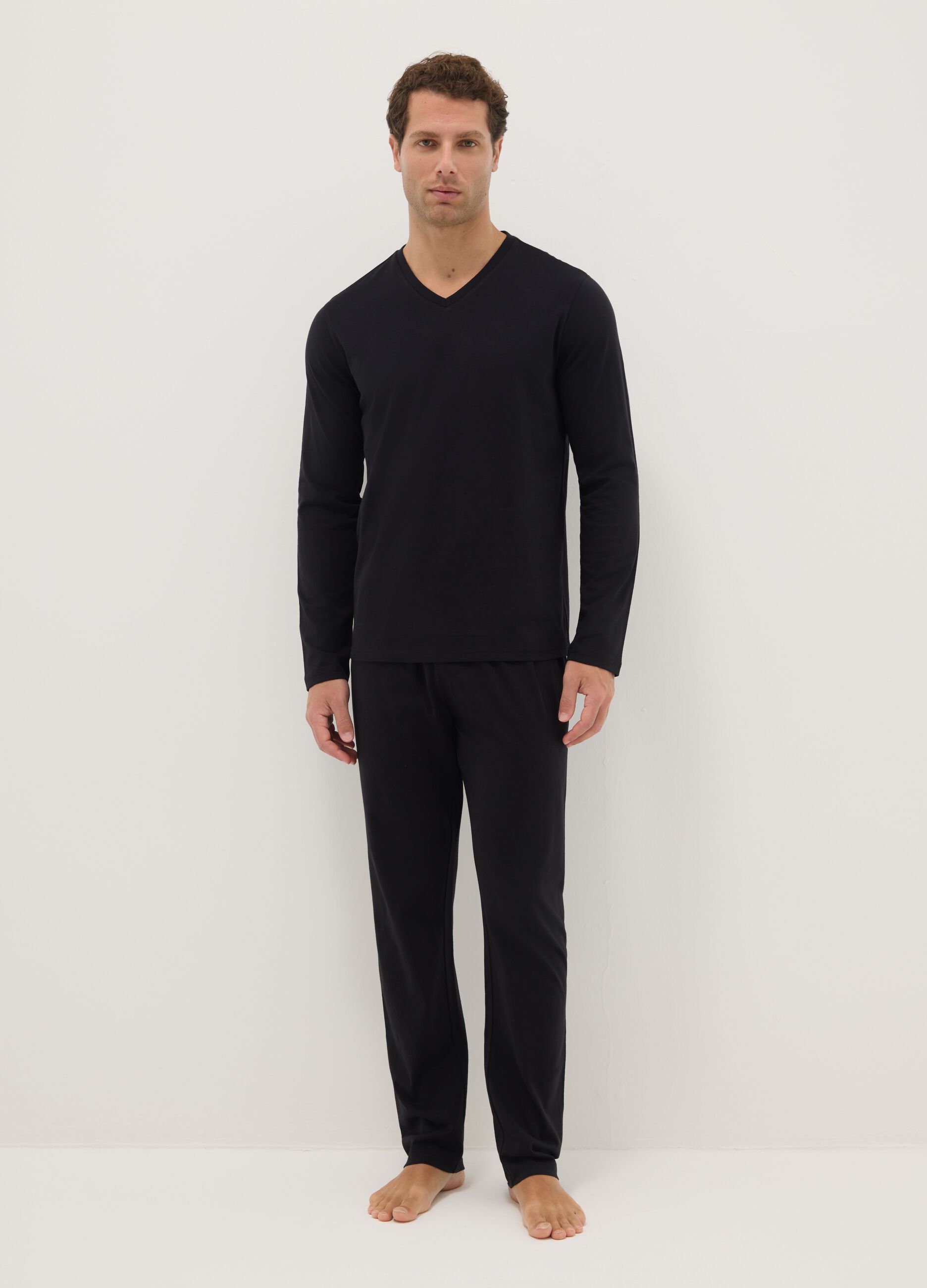 Black long sleeve pyjamas with a V-neck in pure cotton, regular fit