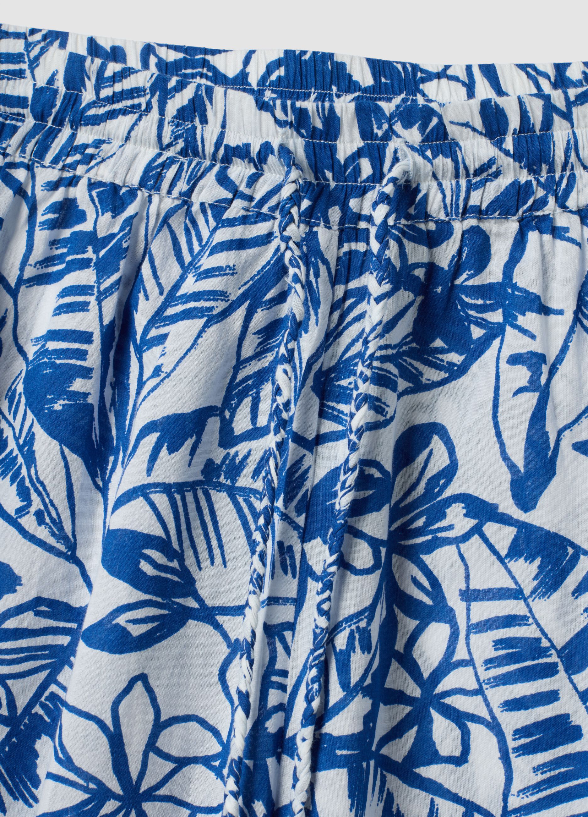 Pantaloni blu e bianchi in cotone organico con stampa floreale